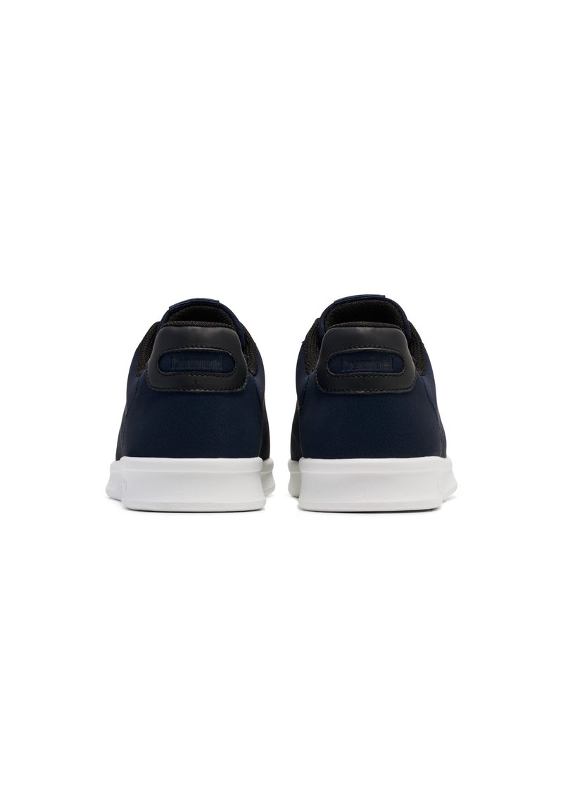 Zapatillas deportivas de color navy con tela suave, acentos negros contrastantes, un diseño ligero y una suela de goma blanca. La vista trasera muestra una silueta aerodinámica.