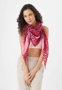 Rode en roze gestreepte sjaal met luipaardprint en geometrische rand. Lichtgewicht stof, driehoekige vorm, om de schouders gedrapeerd.