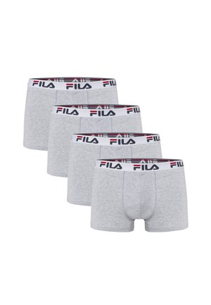 Cztery pary jasnoszarych męskich bokserek z białymi pasami w talii z logo FILA w czarnym i czerwonym kolorze.