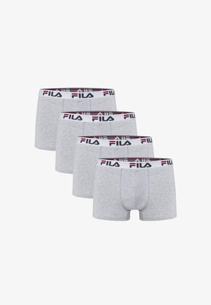 Vier paar lichtgrijze herenboxershorts met witte taillebanden met het FILA-logo in zwart en rood.