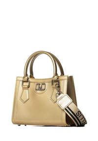 Gouden, glanzende handtas met dubbele korte handvatten, een afneembare gestreepte schouderriem en een metalen logo-accent aan de voorkant.