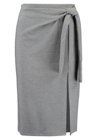 Jupe enveloppante grise en tissu doux, avec un lien sur le côté, une fente sur le devant et une silhouette ajustée. Texture lisse avec des embellissements minimes.