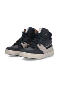 Hoge sneakers van blauw suède en leer, met een gestructureerde beige tussenzool en donkere veters met een klein groen accent.