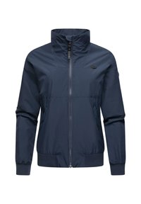 Marinblå vindjacka, lätt material, full dragkedja, hög krage, elastiska ärmmuddar, sidofickor, slät textur, minimal märkning.