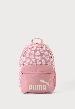 Pinkfarbener Puma-Rucksack mit weißem Blumenmuster, Frontreißverschlusstasche, Netzseitentasche und Markenlogo auf der Fronttasche.