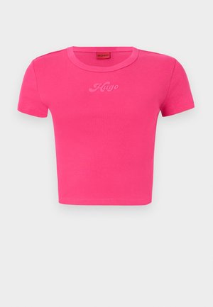Short pink cropped t-shirt with a round neckline and short sleeves. Features a tone-on-tone “Hugo” logo on the front. Soft cotton material.