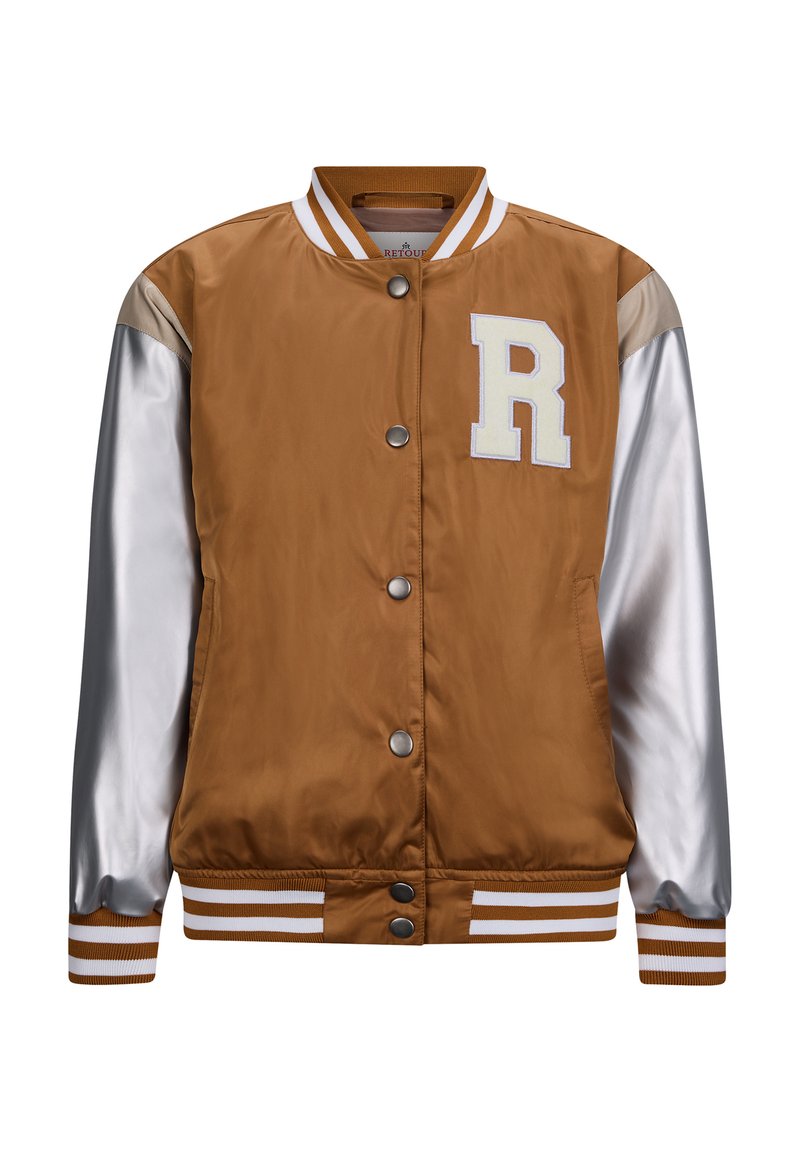 Giubbotto bomber in satin marrone con maniche in satin argentato, polsini a coste bianchi a strisce, chiusura con bottoni e una grande toppa bianca a forma di lettera "R".