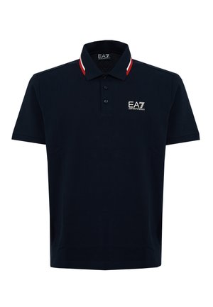 Navyblauw polohemd met korte mouwen, drieknoopssluiting, rood-wit gestreepte kraag en wit EA7 Emporio Armani-logo op de borst.