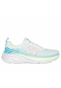 Zapatilla de running blanca con parte superior de malla texturizada, acentos degradados en azul y verde, logo rosa y suela gruesa blanca.