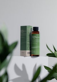 Benton Deep Green Tea Toner i en klar flaska med ett mörkt lock. Grön etikett med text; produktens box har en liknande design med naturmotiv.
