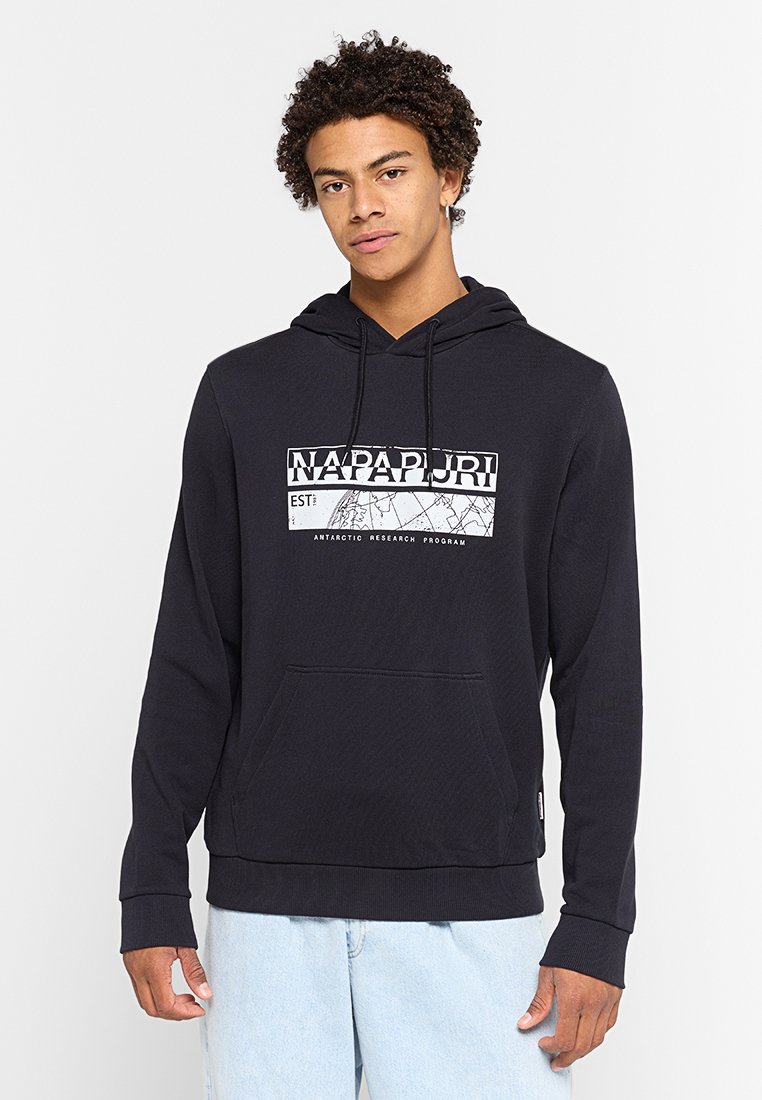 Czarna bluza z kapturem, z regulowanym sznurkiem, z przednią kieszenią i białą grafiką na klatce piersiowej, która zawiera tekst oraz wzór mapy. Miękka tekstura materiału.