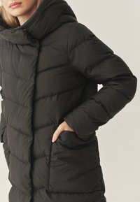 TATUUM Donsjas - black