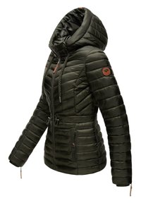 Veste matelassée pour femmes de couleur vert foncé avec capuche, fermeture éclair à l'avant, taille avec cordon de serrage, poches latérales et écusson logo sur la manche gauche.