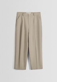 Pantalones de pierna ancha beige con una textura suave, que cuentan con pliegues, cierre de botón y dos bolsillos laterales.
