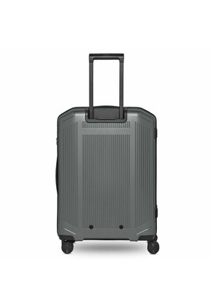 Grauer Hartschalenkoffer mit vertikalen Rillen, ausgezogenem schwarzem Teleskopgriff und vier schwarzen Spinner-Rädern vor weißem Hintergrund.