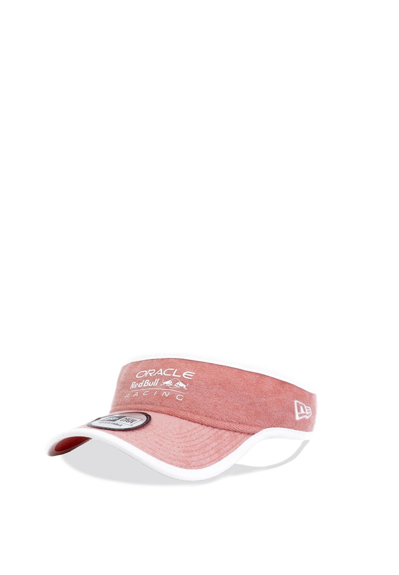Różowy bawełniany daszek z białymi akcentami, z haftowanym logo "Oracle Red Bull Racing" oraz naszywką z logo z przodu. Wygięty daszek.