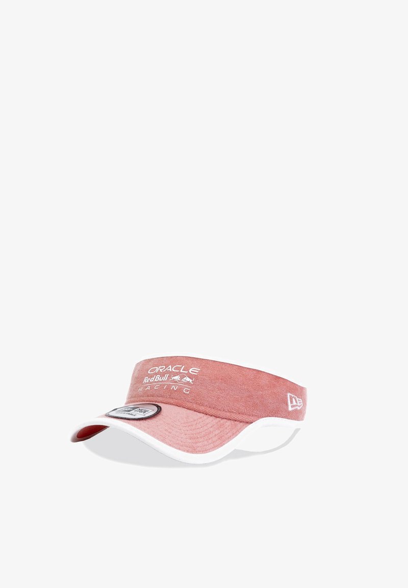 Różowy bawełniany daszek z białymi akcentami, z haftowanym logo "Oracle Red Bull Racing" oraz naszywką z logo z przodu. Wygięty daszek.