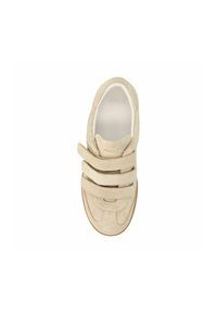 Beige suède sneaker met drie klittenbandsluitingen, ronde neus en een gestructureerde rubberen zool. Binnenin gevoerd met een glad, lichtgekleurde voering.