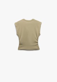 Top aderente a manica corta in beige, con una texture liscia e dettagli arricciati sui lati. Collo a giro semplice, design minimalista.