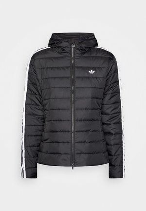Sort polstret jakke med hætte, fuld frontlynlås, hvide striber på ærmerne og lille hvid Adidas-logo på venstre bryst.