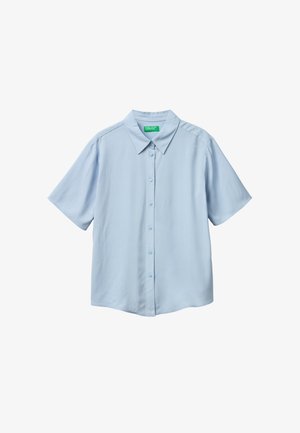 Hellblaues, kurzärmeliges Hemd mit Knopfleiste, spitzem Kragen, sieben Knöpfen vorne und einem grünen Etikett im Krageninneren.