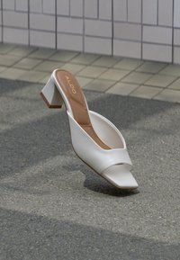 Non sélectionné, white
