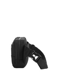 Borsa a spalla nera realizzata in tessuto testurizzato, con chiusura a zip, tracolla regolabile e fibbia in plastica. Forma rettangolare compatta.
