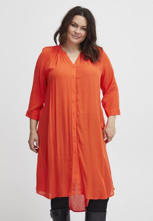 Orange knap-up kjole med V-hals og trekvart ærmer, der har en løs pasform, tekstureret stof og mellemlang nederdel.