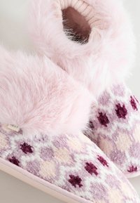 Fioletowo-różowe kapcie z polaru z puszystym różowym kołnierzem z futerka, wzór diamentowy i kwiatowy w odcieniach lawendy i kremu, miękka tekstura.