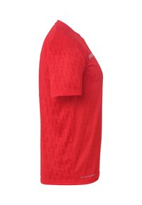 T-shirt de sport rouge à manches courtes. Texture lisse et motif géométrique sur le tissu. Marque sur le côté supérieur. Coupe normale.