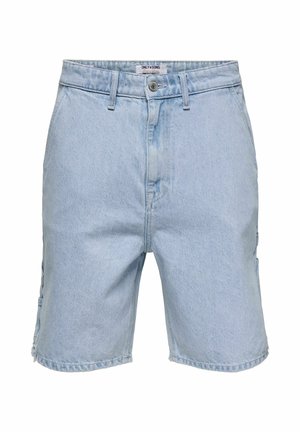 Short en denim bleu clair avec passants pour ceinture, fermeture devant par bouton et zip, et ourlets légèrement effilochés.