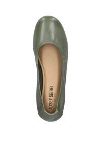 Groene leren platte schoen met een ronde neus, zachte voering en een flexibele zool. Het interieur heeft het merkembleem gedrukt op de beige binnenzool.