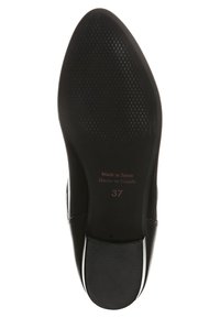 Suela de zapato de cuero negro, forma de punta afilada, superficie texturizada con pequeños puntos de agarre, altura del tacón no especificada, talla 37 marcada en marrón.