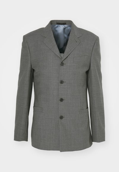 Blazer gris en tissu texturé, avec un revers cranté, une fermeture à cinq boutons, deux poches avant et une doublure en satin bleu.