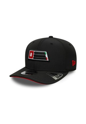 Czarna czapka baseballowa z prostokątnym logo w kolorach czerwonym, białym, zielonym i czarnym z przodu oraz czerwonym haftowanym emblematem z boku.