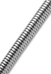 Metallflexibel rör med en glänsande silverfinish, som har en spiraldesign och en strukturerad yta som ger grepp och flexibilitet.