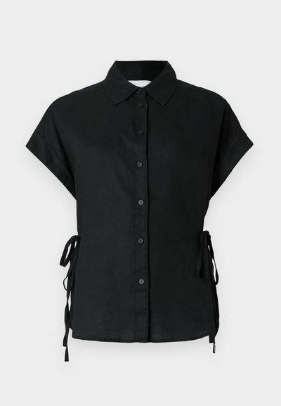 Μαύρο πουκάμισο με κοντά μανίκια από λινό, με κούμπωμα μπροστά, γιακά και ρυθμιζόμενα κορδόνια στις πλευρές. Λείο υφή.