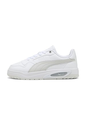 Białe, niskie sneakers Puma z jasnoszarą boczną wstawką, sznurowaniem i widoczną poduszką powietrzną w podeszwie.