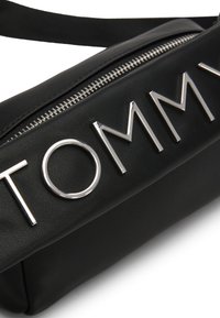 Tommy Jeans BOLD CAMERA BAG - Skuldertasker - black