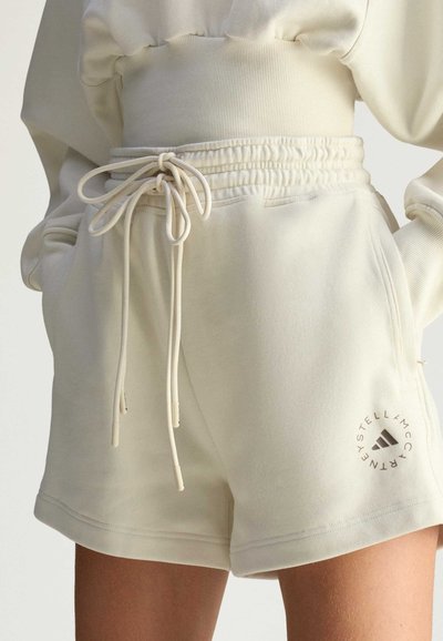Cremfarbene Shorts mit einem elastischen Bund, Kordelzugverschluss und Logodetail am linken Oberschenkel. Weicher, glatter Stoff.