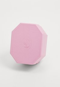 Oktagonal rosa låda med en texturerad yta och en central svanlogotyp, med en slät design och robust konstruktion.