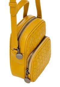 Borsa a tracolla gialla realizzata in pelle testurizzata con frontale intrecciato, dotata di due scomparti con zip e dettagli in hardware color argento.