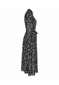 Abito midi nero a maniche lunghe con motivo floreale bianco, collo a polo, chiusura frontale con bottoni e vita stretta legata con una cintura.
