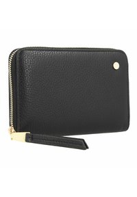 Cartera de cuero negro con acabado texturizado, cierre de cremallera dorada y un pequeño acento de logo dorado. Cuenta con una correa para la muñeca para un transporte fácil.