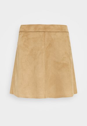Mini-jupe en daim beige avec une légère forme trapèze et une large ceinture, présentée sur un fond blanc uni.