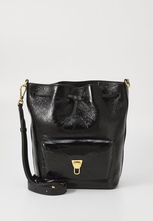 Sac seau en cuir noir texturé avec poche avant et fermoir doré, bandoulière réglable et fermeture à cordon en haut.