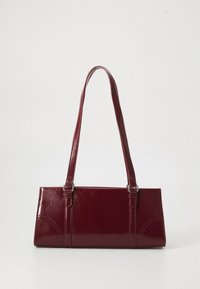Burgunderfarbene Handtasche aus Kunstleder mit rechteckiger Form, zwei Schulterriemen und Ziernähten an den Seiten. Glatte, glänzende Textur.