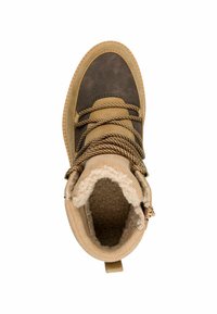 Braune und beige Knöchelstiefel mit einem strukturierten Wildleder-Obermaterial, dicker brauner Sohle und Fleece-Futter, ausgestattet mit stabilen Schnürsenkeln und einer Schlaufe für einfaches Anziehen.