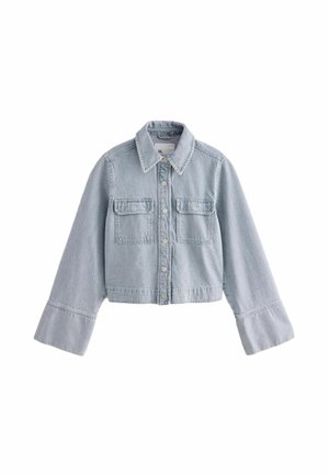 Chaleco de mezclilla azul claro con cuello puntiagudo, mangas largas acampanadas, cierre de botones y dos bolsillos frontales. La tela tiene una textura suave.