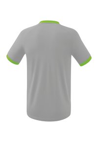 Maglietta grigia a maniche corte con colletto e dettagli sulle maniche verde, caratterizzata da una texture liscia e un semplice design dell'orlo curvo.